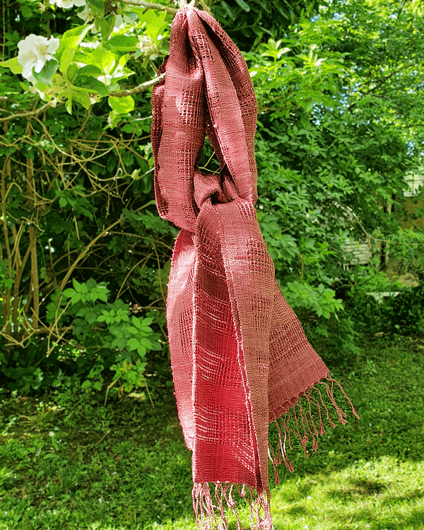 Grande écharpe en soie de couleur bordeaux